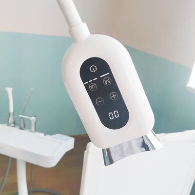 Profesjonalne wybielanie zębów lampą LED, montowane na fotelu dentystycznym