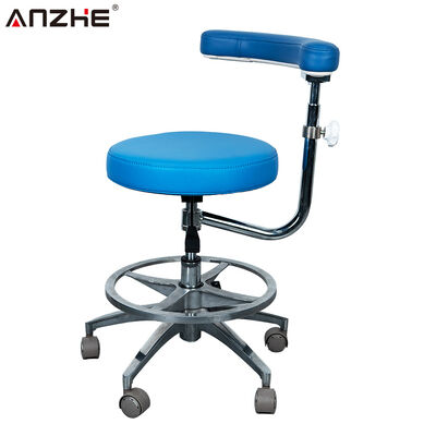 Ergonomiczny stołek asystenta stomatologicznego z 360 stopniami obracającym się oparciem ramiennym, oparciem pleców, regulowanym wysokością pierścieniem stóp i ciężkimi kołkami